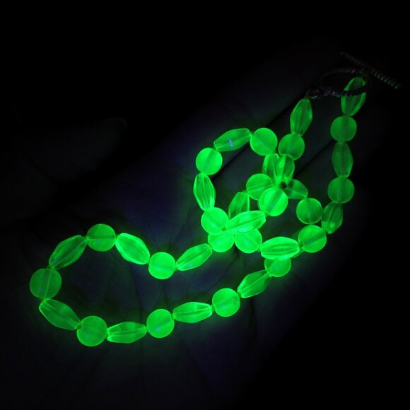 Uranium glass bead necklace - Picture 2 of 7